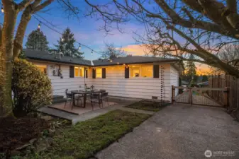 Outdoor living that works—from morning coffee to late nights.