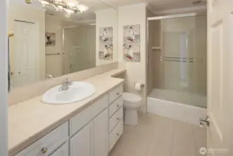 Full bath in the upstairs hallway