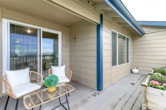 Another angle of the full length deck.