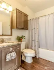 Full bathroom in the hallway