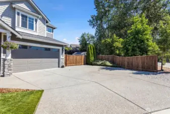 Extra parking fits up to 6 vehicles.