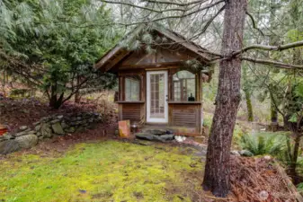 Garden shed/greenhouse/studio/playhouse with power