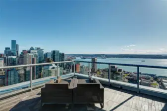 Magical city & Sound views from the rooftop deck of the north tower (41st floor) to enjoy!