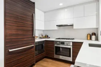 A closer look at the stunning kitchen with Bosch appliances, gas cooking & slab quartz countertops.