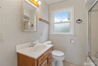 Main floor full bathroom