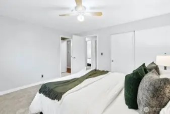 In closet organizer to maximize space