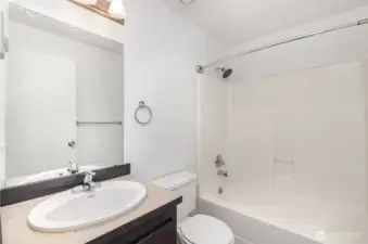 Upstairs full bathroom.