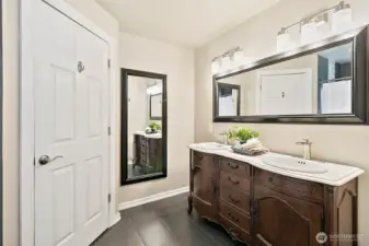 Double vanity in ensuite