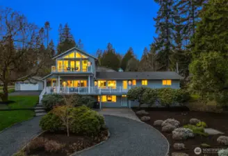 Captivating views of Puget Sound and the Seattle skyline.