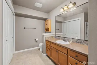 Hall/guest bathroom