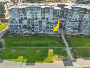 Enjoy direct access from your residence to Point Ruston’s lively waterfront promenade and an array of resort-style amenities—including dining, boutique shopping, entertainment, and outdoor recreation—all just steps away.