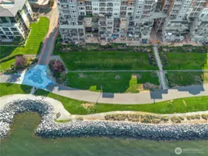 From morning jogs along the promenade to kayaking on the Sound and dining al fresco, Point Ruston offers endless ways to enjoy the outdoors—just steps from your door.