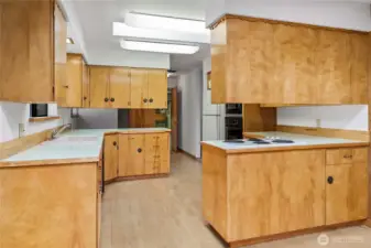 tons of prep space in this kitchen