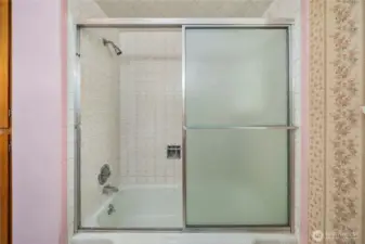 full bathroom shower and tub