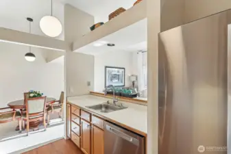 Easy access from kitchen to dining room