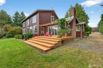 4403...The large sundeck offer access from both the dining room and family room making it perfect for afternoon enjoyment or morning coffee.