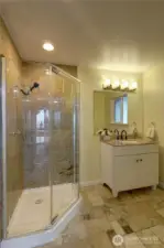 master 2 bathroom