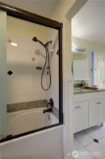 shared bathroom for bedroom 3 and 4