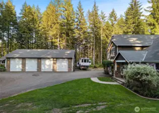 Garage - 4-bay w/car lift