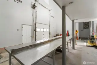 This wall goes to the bulkhead. Imagine it's all windows.