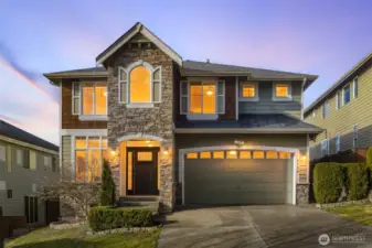 Welcome to this exceptional 2-story craftsman architecture.