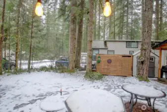Great pully system allows you to enjoy a campfire even when it is raining outside.