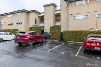 Dedicated Parking Place With Level Entrance In Back