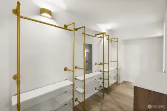 Walkthrough Closet