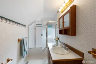 Upstairs Full Bathroom