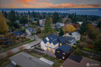 Centrally located in Gatewood, close to parks, schools, local restaurants and bars.