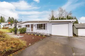 Welcome to this charming home in a convenient Renton location!