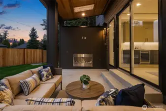 Outdoor patio with Gas Fireplace and Heater