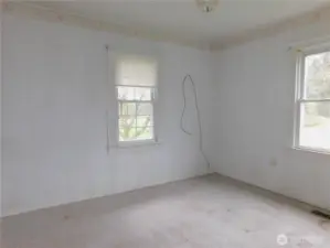 carpet stains are cocoa, owner used 2nd bedroom as TV room, used the window as his viewing area out to large pasture.