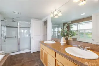 Full bath off primary room