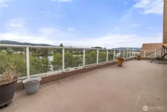 Shared Rooftop Deck (View of Cowlitz River)