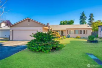 Welcome to this lovely one level home in Parkland.