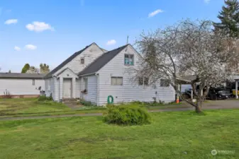 Side view of the house in the mobile park