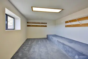 This flex space could be used for multiple purposes, a great storage space for sure.