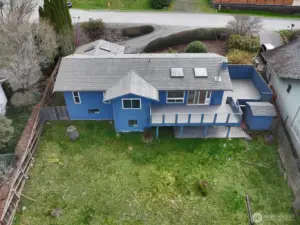 Nice clean roof... we like that.
