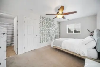 Main floor bedroom w/bathroom & walk in closet.