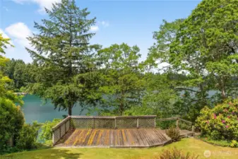 Oversized decks overlooking lake (western exposure)