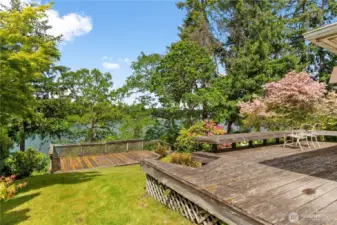 Oversized decks overlooking lake (western exposure)