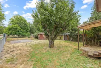 Large spacious level yard.
