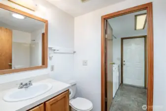 Full hall bath off utility.