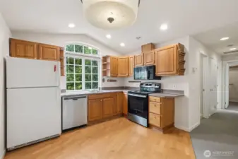 Full kitchen - has all the appliances & spaces you'd expect!
