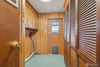 Utility room w/lots of storage.