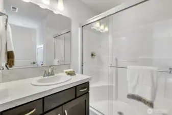 1st Floor ensuite bathroom