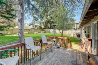 Deck & backyard perfect for BBQ and entertaining