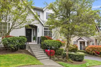 Vibrant community minutes to freeways, transit, nearby shopping & dining! HOA maintains the common areas and the lawns & landscaping