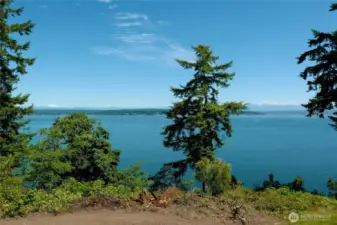 Gorgeous water views of boat traffic from Everett, whale watching & the mountain views are of snow capped Mt Baker & the Cascades.